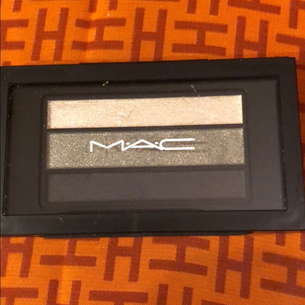 MAC Veluxe PearlFusion Shadow in Cool Companies